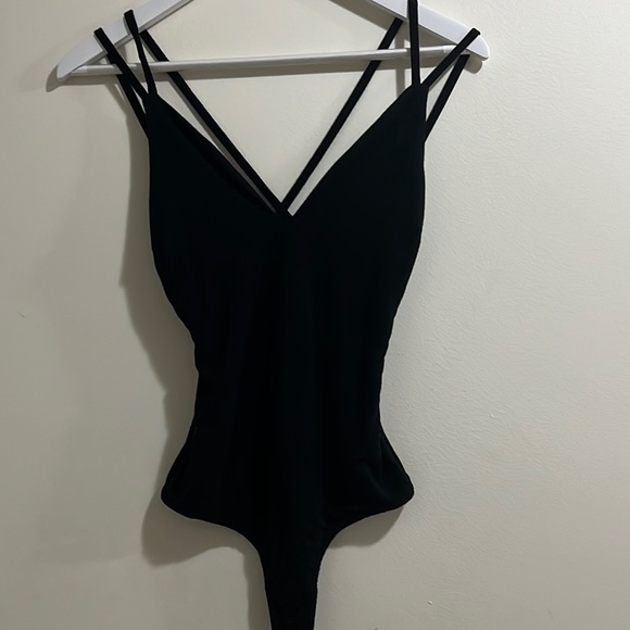 Akira Bodysuit Black Plunging open back with criss-cross straps - Picture 2 of 2